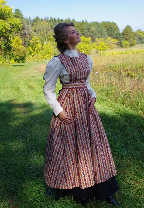 Pioneer Women from Recollections Pioneer Living, Pioneer Clothing, Pioneer Dress, Irish Clothing, Farm Fashion, 18th Century Dress, Cowgirl Aesthetic, Sewing Aprons, Century Dress