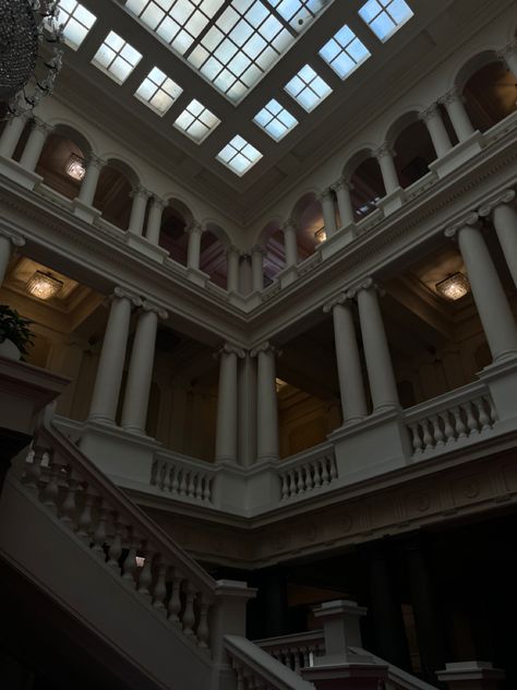 Dark Academia Lecture Hall, Boarding School Aesthetic Dark, Parliament Aesthetic, Dark Academia Building, Academia Library, Dark Academia Library, Dark Academia School, Dark Academia Book, Boarding School Aesthetic