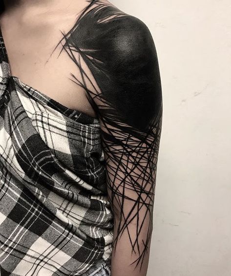 Tatuagens do estilo Blackout Black Shoulder Tattoo, Blitz Tattoo, Tatuaje Cover Up, Women's Shoulder Tattoo, Cool Shoulder Tattoos, Half Sleeve Tattoos Drawings, Blackout Tattoo, Mens Shoulder Tattoo, Shoulder Tattoos