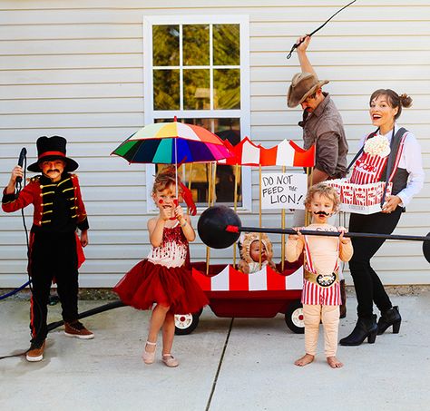 Circus Family Costume, Disney Family Costumes, Circus Halloween Costumes, Halloween Circus, Family Circus, Circus Costume, Halloween Costume Contest, Couples Halloween, Carnival Themes