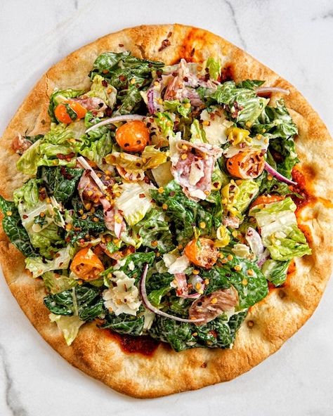 Copycat Jon & Vinny's Salad Days Pizza - by Carina Wolff Jon And Vinny, Veg Pizza, Pizza Salad, Make Your Own Pizza, Bolognese Recipe, Ricotta Pasta, Vodka Sauce, Eat Lunch, Vegan Pizza