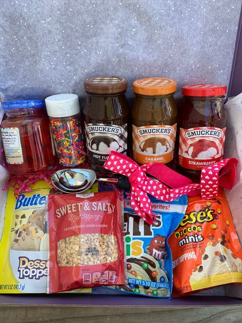 Ideas For Fundraisers, Bar Gift Basket, Auction Basket Ideas, Ice Cream Gift Basket, Ice Cream Sundaes Toppings, Box Ice Cream, Ice Cream Sundae Party, Sundae Funday, Sundae Party