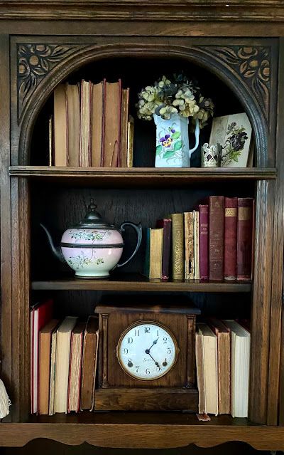 Old World Academia, Old World Design Society, Old Bookshelf Aesthetic, Old World Decor French Country, Dark Academia Bookshelf, Old World Aesthetic, Old World Decorating, Old Bookshelf, Old World Decor