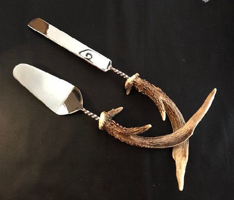 Stainless steel cake service set with antler handles. The first photo is of White Tail Deer Antlers and the second photo is Austrian Roe Deer. They make a great gift even if you are buying them for yourself! Custom orders available. Price is for one set, photo is an example as antlers vary in size, shape & color. Deer Antler Projects, Fall Antler Wedding Decor, Antler Centerpiece Wedding, Deer Antler Wedding Decor, Deer Antler Wedding Cake, Deer Shed Wedding Decor, Cannibus Wedding, Hunting Themed Wedding, Antler Wedding Centerpieces