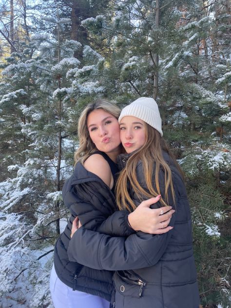 Christmas Pics With Bestie, Winter Duo Pictures, Best Friends Winter Photoshoot, Bff Winter Photoshoot, Winter Picture Ideas For Friends, Snow Friends Pictures, Snow Best Friend Pictures, Snow Pictures Instagram Friends, Winter Trio Pics