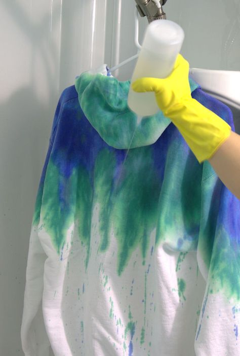 Learn how to make a watercolor effect by dripping dye Sweatshirt Tie Dye Pattern, Tye Dye Hoodie Diy, Ombre Tie Dye Techniques, Tye Dye Tutorial, Tie Dye Hoodie Techniques, Diy Tie Dye Sweatshirt, Tie Dye Dress Diy, Ombre Techniques, Watercolor Drip