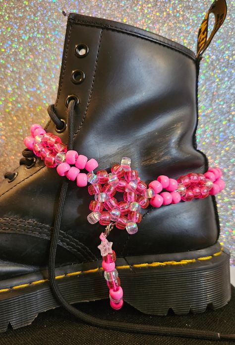 Handmade Kandi Boot Chain. Cute pink or rainbow chain made out of pony beads with a star on the outside of the boot. Slips over boot and clasps into position. Kandi Ring Ideas, Kandi On Shoes, Kandi Pant Chain, Kandi Harness Pattern, Cute Bead Patterns, Kandi Shoe Laces, Kandi Star Glove, Kandi Chain Tutorial, Mini Rotating Kandi Cuff