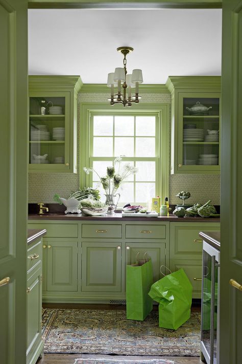 Meg Braff Green Kitchen, Use green to turn a small kitchen into a jewel box. Mahogany counters and brass hardware gleam on moss-colored cabinets, while sage wallpaper adds texture. Green Kitchen Walls White Cabinets, Avocado Green Kitchen, Olive Green Kitchen, Green Countertops, Green Kitchen Walls, Green Kitchens, Green Kitchen Designs, Kitchen Colours, Kitchen Cabinets Pictures