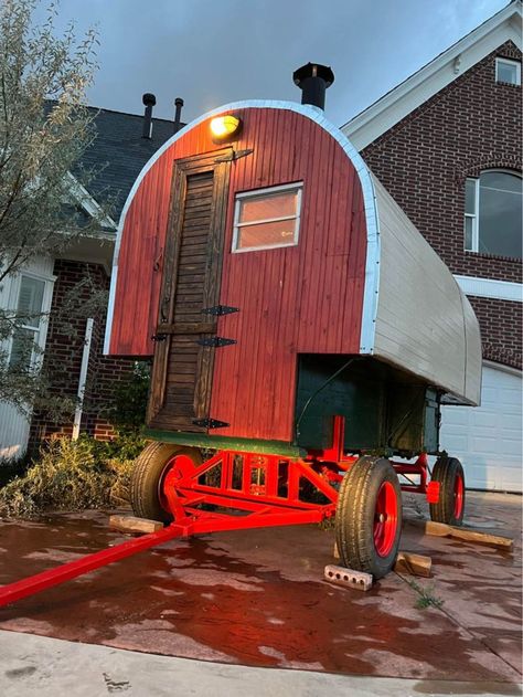 Originally built in 1912 and restored last year, this sheep wagon tiny home can be your idyllic creative retreat. Sheep Herders Wagon, Sheep Wagon Interiors, Conestoga Hut, Sheepherders Wagon, Sheep Wagon, Sheep Herder, Creative Retreat, Wood Roof, Vintage Campers Trailers