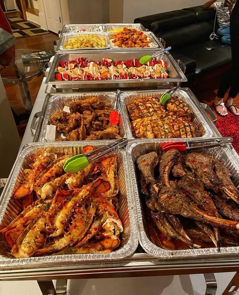 Bbq Set Up, Bbq Buffet Table Ideas, Food Trays For Parties, Bbq Tray, Bbq Buffet, Catering Food Displays, Dinner Catering, Amazing Food Platters, Food Set Up