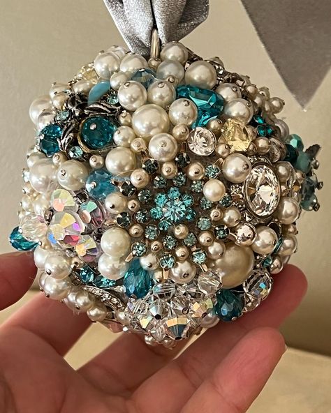 Brooch Christmas Ornament, Vintage Jewelry Christmas Ornaments Diy, Diy Bejeweled Christmas Ornaments, Bejeweled Christmas Ornaments, Decorate Christmas Balls, Ornaments From Old Jewelry, Christmas Balls Decorations Ideas, Jeweled Ornaments, Jeweled Christmas Ornaments