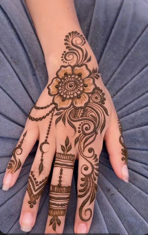 Flower Back Hand Mehndi Designs, Henna Designs Right Hand, Hand Henna Flower, Mehendi Back Hand Simple, Henna Islam, Simple Back Hand Mehndi Designs Arabic, Arabian Mehndi Designs Simple, Mehandi Designs Back Hand, Hena Styles