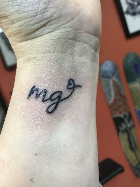 Tattoo Ideas Cursive, Gg Tattoo, Tattoo Initials, Initials Tattoo, Tag Tattoo, Simple Tats, Easy Tattoo, Tattoo Fonts Cursive, Tattoos Infinity