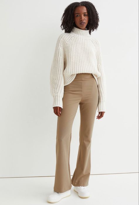 Beige Flare Pants Outfit, Flare Pants Outfit Winter, Beige Jeans Outfit, Beige Pants Outfit, Flare Outfit, Outfits Leggins, Beige Hose, Flare Jeans Outfit, Winter Pants Outfit