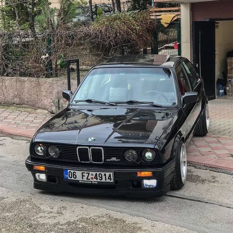 ' Bmw Türkiye ' on Instagram: “Black editon🖤 Owner: @acarfurkn #bmw #e30 #bmwe30 #bmwperformance #mtechnic #mtech #325i #m20 #m50 #m50b25 #bbs #drift #nostalgic #alpina…” Bmw E30 Black, 325i E30, Bmw Old, Car Lifestyle, Bmw Black, Rolls Royce Motor Cars, Bmw 325, Luxury Private Jets, E30 M3