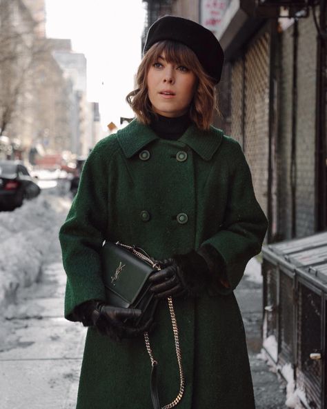 19 Stylish Winter Gloves to Up Your Winter Outfits | Who What Wear Winter Gloves Outfit, Winter Outfits Vintage, Gloves Outfit, Jenny Cipoletti, Outfits Vintage, Look Retro, Designer Handbag, Green Coat, Winter Mode