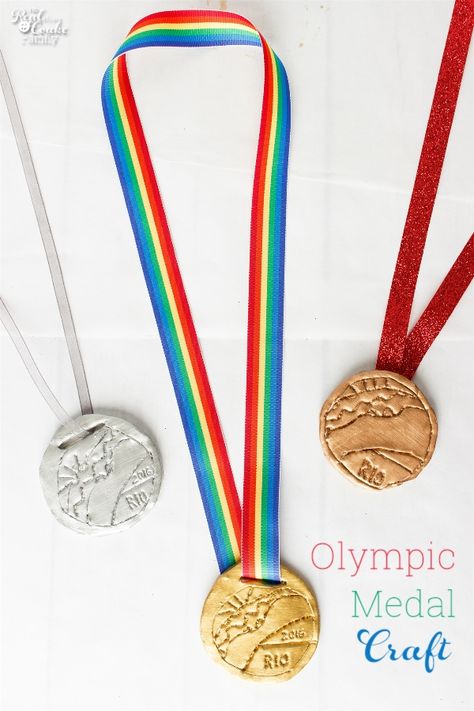 Such a cute craft for kids and adults. Easy to make these Olympic medals. Medals can be made full size or small, which is the perfect size for an American Girl Doll. Kids Art Projects Easy, Olympic Crafts For Kids, Olympic Medal Craft, Art Projects Easy, Olympic Idea, Olympic Crafts, Cute Craft, Olympic Medals, Craft For Kids