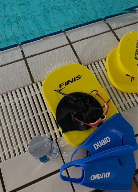 Swim Aesthetic, Freestyle Swimming, Swimming Motivation, Swimming Fins, Swimming Pictures, Swimming World, I Love Swimming, Swimmers Life, Swim Life