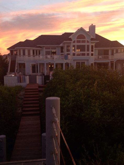 Vacation Outer Banks, NC Kook House Outer Banks, Obx Kook House, Obx House Aesthetic, Outer Banks House Aesthetic, Outer Banks Shifting, Outer Banks House, Outer Banks Kooks Aesthetic, Beach Mansion Exterior, Beach Houses Exterior