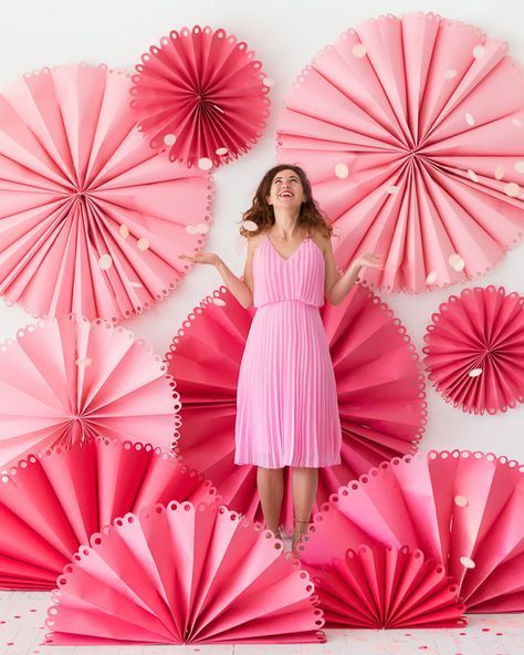 Giant Fancy Party Fan Photobooth | Oh Happy Day! Decor Photobooth, Fantasy Party, Decoration Vitrine, Party Fans, Paper Fan, Diy Event, Foto Tips, Diy Backdrop, Paper Fans