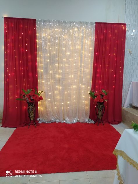 Christmas Decor Ideas Backdrop, Diy Christmas Backdrop Ideas, Simple Christmas Backdrop, Red And White Backdrop, Christmas Party Backdrop Ideas, Christmas Party Backdrop, Birthday Decorations At Home, Ganpati Decoration At Home, Christmas Decorations Diy Crafts