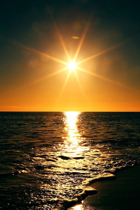 Sea Images, Sun Images Nature, Sun Rise, Sun Set Real Pic, Sea Sunrise Photography, Sun Set And Sun Rise, Sun Setting Over Ocean, Sun Photo, Beautiful Scenery Pictures