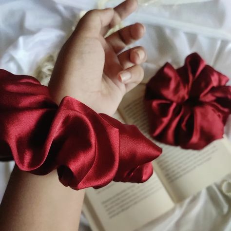 Maroon Scrunchie, Red Scrunchie, Aesthetic Friends, Image Ideas, Cute Keychain, Hair Stuff, Product Photography, Scrunchies, Heathers