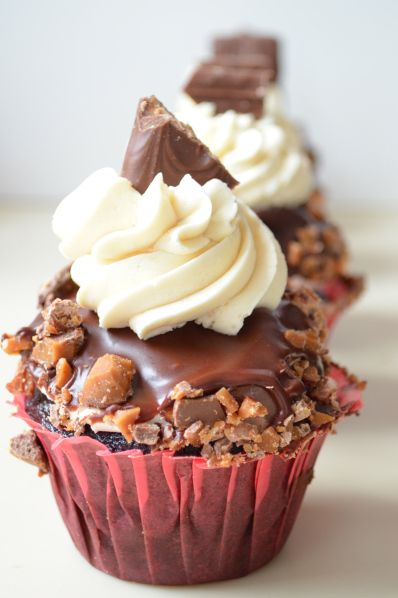 Toffee Triple Chocolate Cupcakes With Salted Caramel Icing Chocolate Chocolate Chip Cupcakes, Toffee Cupcakes, Salted Caramel Icing, Salted Caramel Buttercream, Cookies Cupcake, Chocolate Chip Cupcakes, Caramel Icing, Caramel Buttercream, Chocolate Chip Cake