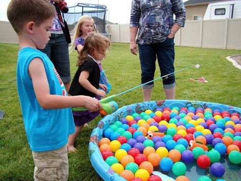 Love this - DIY fishing game! tHe fiCkLe piCkLe: We had a PaRtY! Rainbow Party Games, Pickle Birthday, Diy Fishing Game, Go Fish Game, Fishing Games For Kids, Party Games Kids, Kids Ring, Fish Games, Fish Party