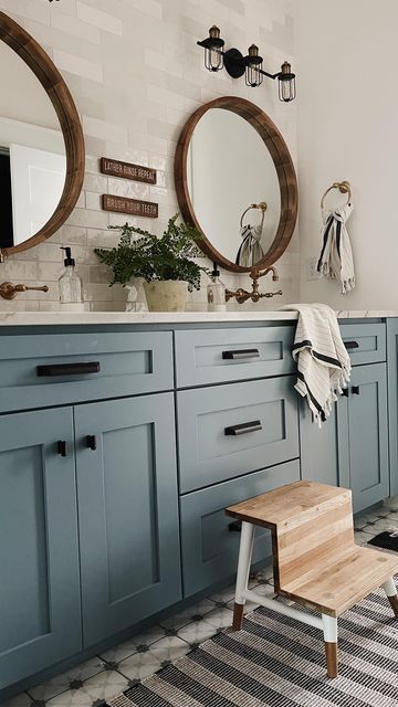 Bonnie Ryan / Home Decor & Design on Instagram: "Style with me, two ways!!! My kids jack/jill bath is always a fan favorite around here and I haven’t shared it in awhile. Which styling is your favorite?! Paint color is Polaris Blue by Benjamin Moore #pursuepretty#smmakelifebeautiful#moderntransitional#modernorganic#modernfarmhousestyle#currentdesignsituation#idcoathome#maketimefordesign#howwedwell#worntoperfection#howihome#reelitfeelit#kmidesignstyle#kitchendesign#kitcheninspo#laurenconradlov Bathrooms With White Countertops, Coastal Farmhouse Master Bed, Neutral Blue Bathroom, Charleston Bathroom, Buck Island, Rustic Farmhouse Bathroom Ideas, Rustic Farmhouse Bathroom, Boy Bath, Bathroom Rules