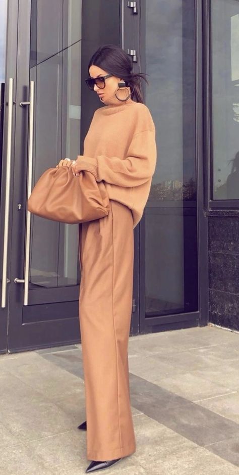 Winter Outfits 2023 Colorful, Elegant Chic Outfits Classic Style, Monochromatic Outfit Beige, Beige Pant Outfit, Style Parisienne, Monochromatic Fashion, Monochromatic Outfit, Looks Street Style, 가을 패션