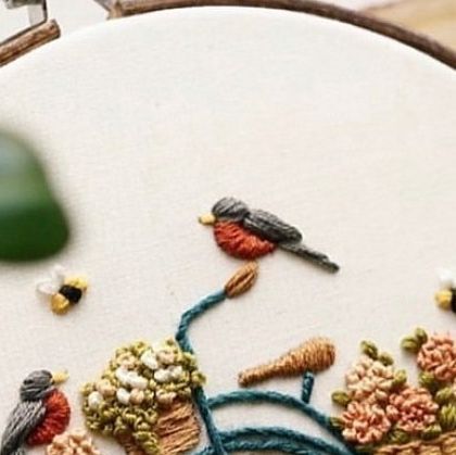 Magnus & Quill Embroidery on Instagram: "We saw the first robins returning today! Here in Saskatchewan, their arrival is the one of the fail-safe ways of knowing spring has finally come 🥰 I love incorporating these sweet birds into my designs   Pattern is available as a PDF Digital Download on Etsy, includes:   🌿Step By Step instructions (with photos of the actual pattern being stitched) 🌿Colour Guide (dmc) 🌿Supply List (including needle size, hoop size, best fabric to use) 🌿YouTube Tutorials (access to private YouTube videos showing the pattern being stitched so you can follow along or reference easily!)  #embroiderypattern #beginnerembroidery #embroiderytutorial #learntoembroider #easter #modernembroidery #magnusandquill #robin #springembroidery #cottagecore" Embroidered Robin, Robin Embroidery, First Robin, Colour Guide, Learning To Embroider, Supply List, Modern Embroidery, Embroidery For Beginners, Youtube Tutorials