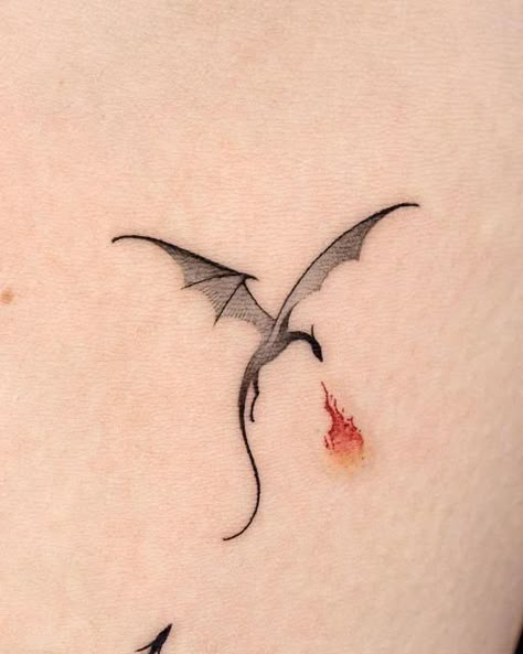 Got Tattoo Ideas, Small Tattoos Dragon, Got Dragon Tattoo, Stars Back Tattoo, Tattoo Of Dragon, Mini Dragon Tattoo, Tato Set, Minimalist Dragon Tattoo, Little Dragon Tattoo