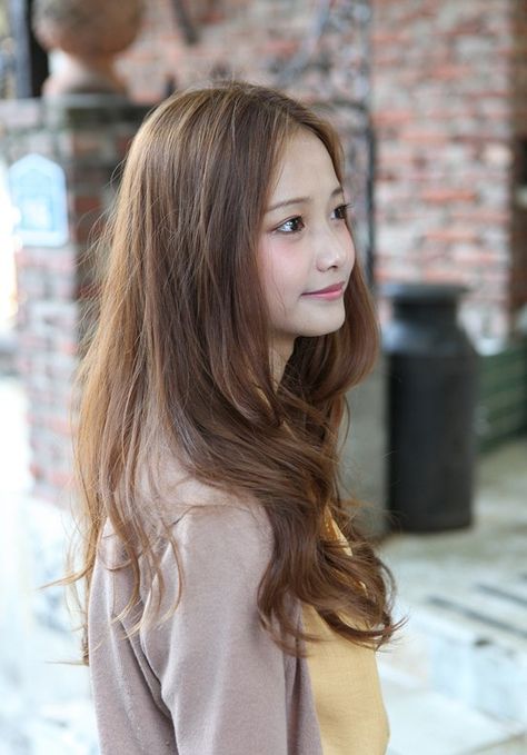 love the color and the soft wave Korean Hair Color Brown, Brown Hair Korean, Hair Color Asian, Korean Hair Color, Hair Color Light Brown, Purple Nail, Beautiful Hair Color, Light Hair Color, Trendy Hair Color