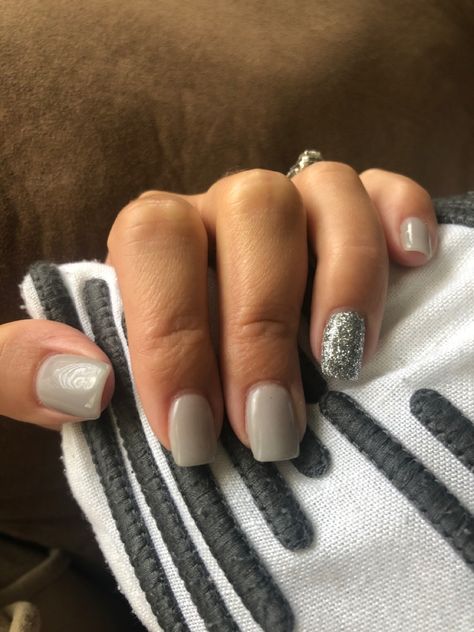 #nails #gray #silver #dipnails Gray And Silver Nails, Gray Winter Nails, Nails Gray, December Nails, Short Acrylic, Gray Winter, Short Acrylic Nails Designs, Fall Nail Colors, Dip Powder Nails