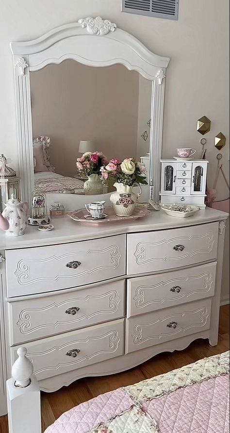 Coquette Room Wallpaper, Coquette Dresser Decor, Coquette Shelf Decor, Green Coquette Room, Coquette Nightstand, Coquette Dresser, Coquette Closet, Coquette Desk, Cottagecore Room Ideas