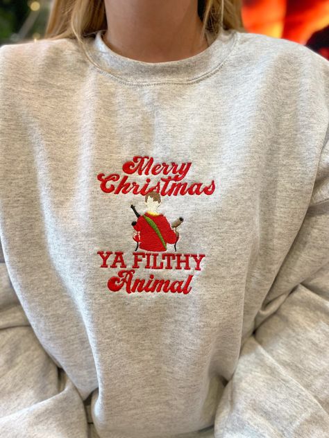 Christmas Hoodies Aesthetic, Stuff You Need, Cute Christmas Sweatshirts, Christmas Hoodies Design, Cute Christmas Sweaters, Christmas Sweatshirt Ideas, Christmas Sweater Ideas, Holiday Sweatshirts, Shirt Outfit Ideas