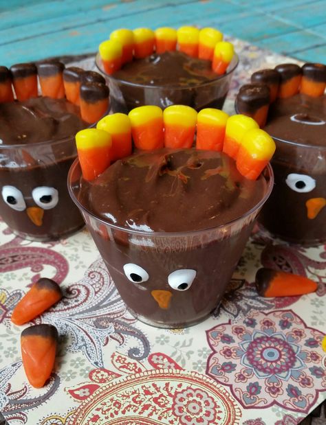 I love making cute snacks for the boys, especially when those snacks are easy to make. They love getting sandwiches shaped like bears or candy shaped like mice- or in this case, pudding decorated like a turkey! These easy-t0-make Turkey Dessert Shooters are perfect for Thanksgiving- whether used as a snack to help kiddos fill … Dessert Shooters Easy, Mini Banana Pudding, Turkey Dessert, Unique Thanksgiving Desserts, Banana Pudding Dessert, Puding Pisang, Turkey Desserts, Dessert Shooters Recipes, Thanksgiving Desserts Kids