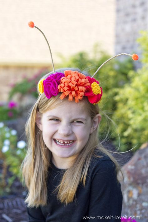 DIY Flower Antennae Headband (...to match the Large Wing Butterfly Costume) | via www.makeit-loveit.com Butterfly Costume Ideas, Farmers Market Booth Ideas, Antennae Headband, Diy Butterfly Costume, Butterfly Costume Kids, Bug Costumes, Party Hat Template, Butterfly Halloween Costume, Pony Costume