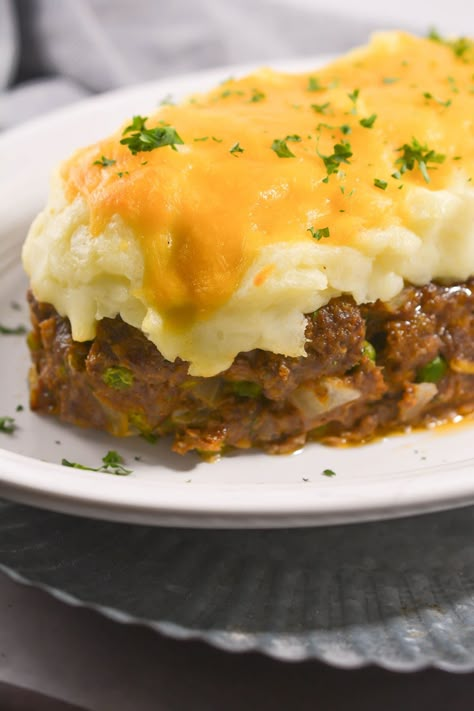 Meatloaf with Mashed Potatoes and Cheese Meatloaf With Mashed Potatoes, Meatloaf Topping, Beef Ideas, Meatloaf Casserole, Potatoes And Cheese, Delicious Meatloaf, Mashed Potato Casserole, Creamy Mash, With Mashed Potatoes