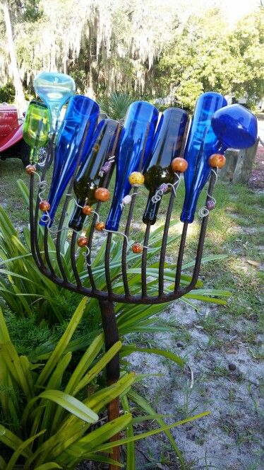 Glassware Garden Art, Yard Art Crafts, Garden Totems, Garden Art Ideas, Bottle Tree, Garden Junk, Bottle Garden, Garden Whimsy, Glass Garden Art