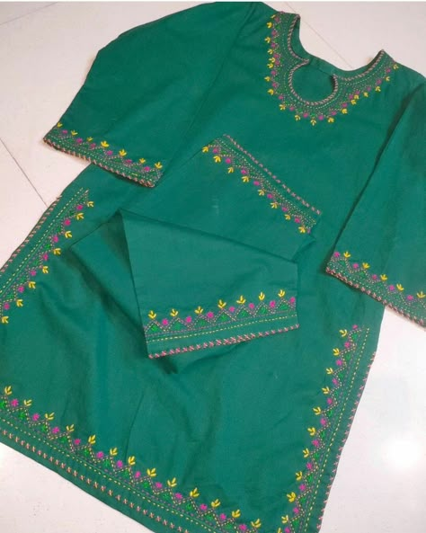 Embroidery On Black Fabric, Cotton Suit Designs, Girls Kurti, Simple Dress Casual, Balochi Dress, Embroidery Dresses, Embroidery Fashion Detail, Clothes Embroidery Diy, Simple Hand Embroidery Patterns