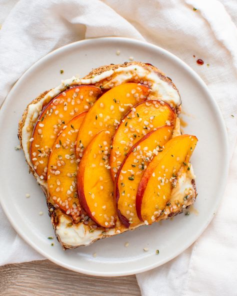 Fruit Toast Ideas, Pear Toast Ideas, Gourmet Toast Ideas, Unique Toast Ideas, Sweet Toast Ideas, Peach Toast Recipe, Toast Combos, Pretty Toast, Toast Ideas Breakfast