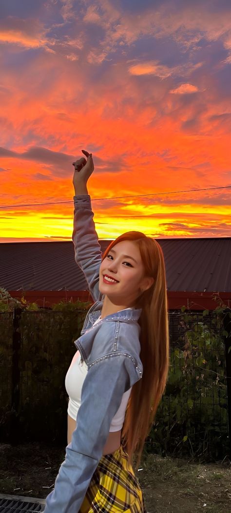 Orang Aesthetic Wallpaper, Kira Knightley, Itzy Kpop, Pop Photos, Imaginary Friend, Pretty Photos, Korean Celebrities, Korean Idol, Korean Actress