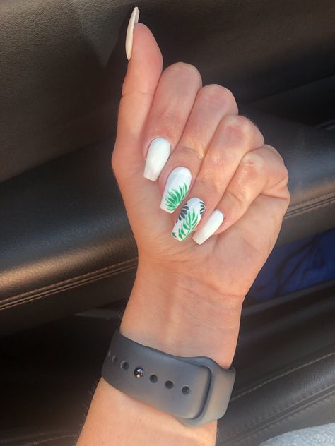 Hawaii Nails Ideas White, Tropical Nail Art Simple, Green Leaves Nail Art, White Nails With Beach Designs, Nail Inspo Green And White, Tropical White Nails, White Nails With Vines, Fern Nails Design, White Nails With Green Leaves