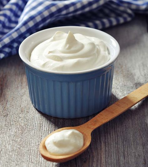 Greek yogurt is yogurt with the liquid whey and lactose removed. This thick yogurt tastes sour and has far more protein than your regular yogurt. Also, it has far less sodium. Vegan Yogurt Recipe, Make Sour Cream, Homemade Sour Cream, Burning Body, Keto Bagels, Yogurt Recipe, Keto Diet Breakfast, Low Carb Dessert, Vegan Yogurt