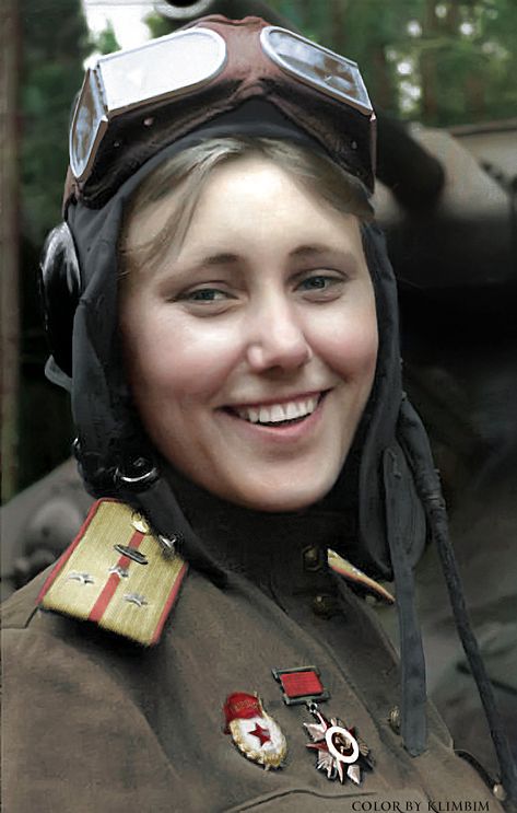 Aleksandra Samusenko (1922 – 3 March 1945) was a Soviet T-34 tank commander  She was the only female tank-man in the 1st Guards Tank Army. Samusenko died from wounds in the then German village of Zülzefitz Battle Of Stalingrad, Russian Fighter, Combat Medic, Victory Parade, T 34, Military Girl, Female Soldier, Army Uniform, Red Army