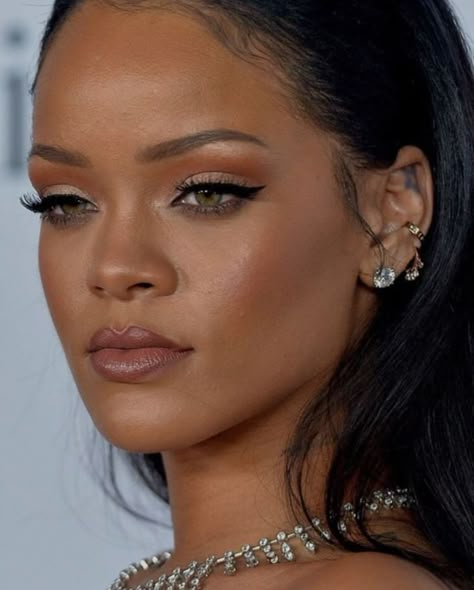 Rihanna Make Up Looks, Rihanna Natural Makeup, Rhianna Makeup Looks, Rihanna Makeup Looks, Rhianna Makeup, Rihanna Face, Rihanna Makeup, Looks Rihanna, Rihanna Looks