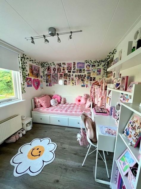 Room Ideas Aesthetic Preppy, Pink Room Aesthetic Vintage, Pink Room Ideas Aesthetic, Pink Room Aesthetic Decor, Soft Pink Room Aesthetic, Light Pink Room Aesthetic, Preppy Beach Room, Room Ideas Aesthetic Pink, Pink And Black Room Aesthetic