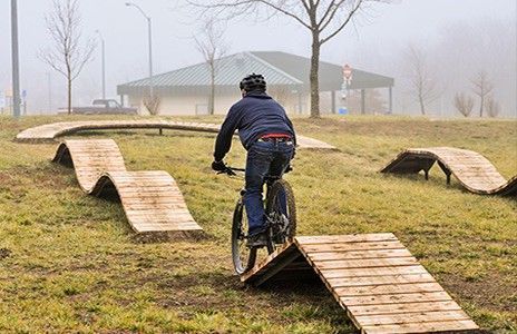 Backyard Mountain Bike Track, Diy Bike Ramp, Kids Bike Track, Ramp Ideas, Bike Pump Track, Kids Outdoor Spaces, Bmx Ramps, Pump Track, Skate Ramp